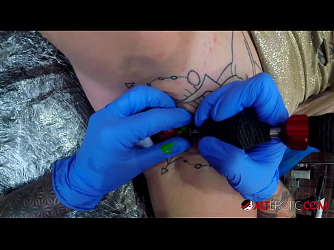 ❤️ Uiters getatoeëerde hottie Sully Savage het 'n tatoeëermerk op haar klitoris gekry ❤ Porno op af.myinvest.top